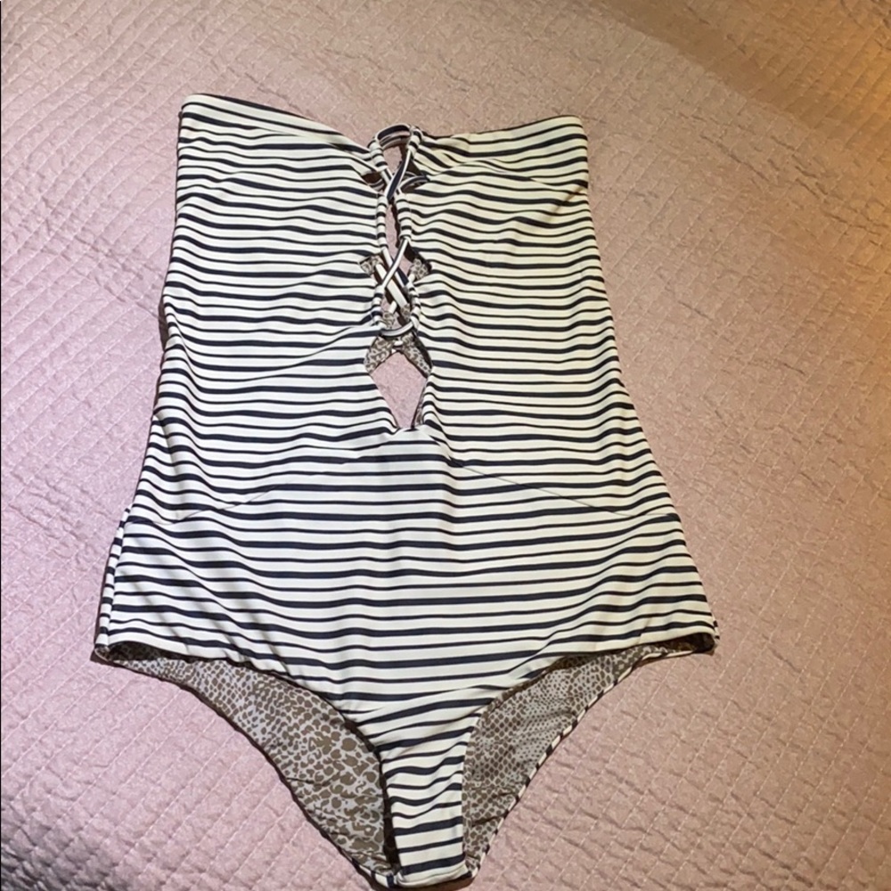 Acacia Bronx One Piece